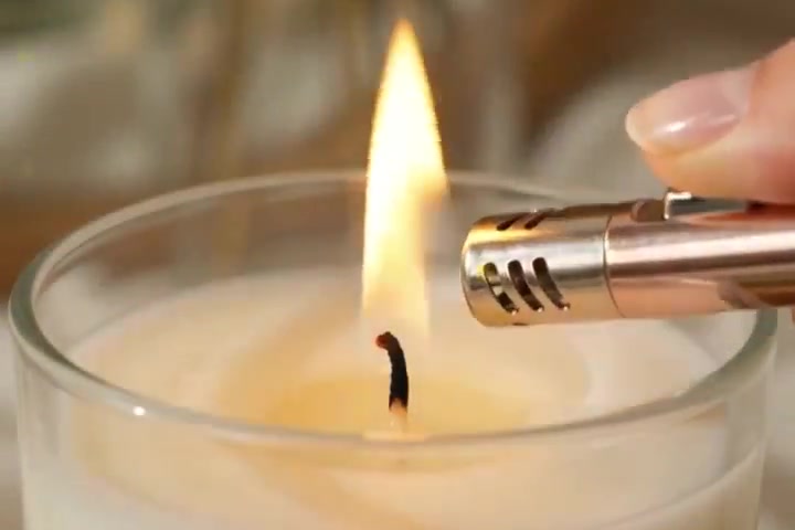 火苗、烛芯与杯口细节