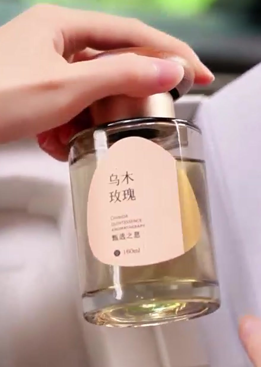 乌木玫瑰标签、"飘逸之惠”系列名、160ml 容量清晰可读,手扶木质瓶盖