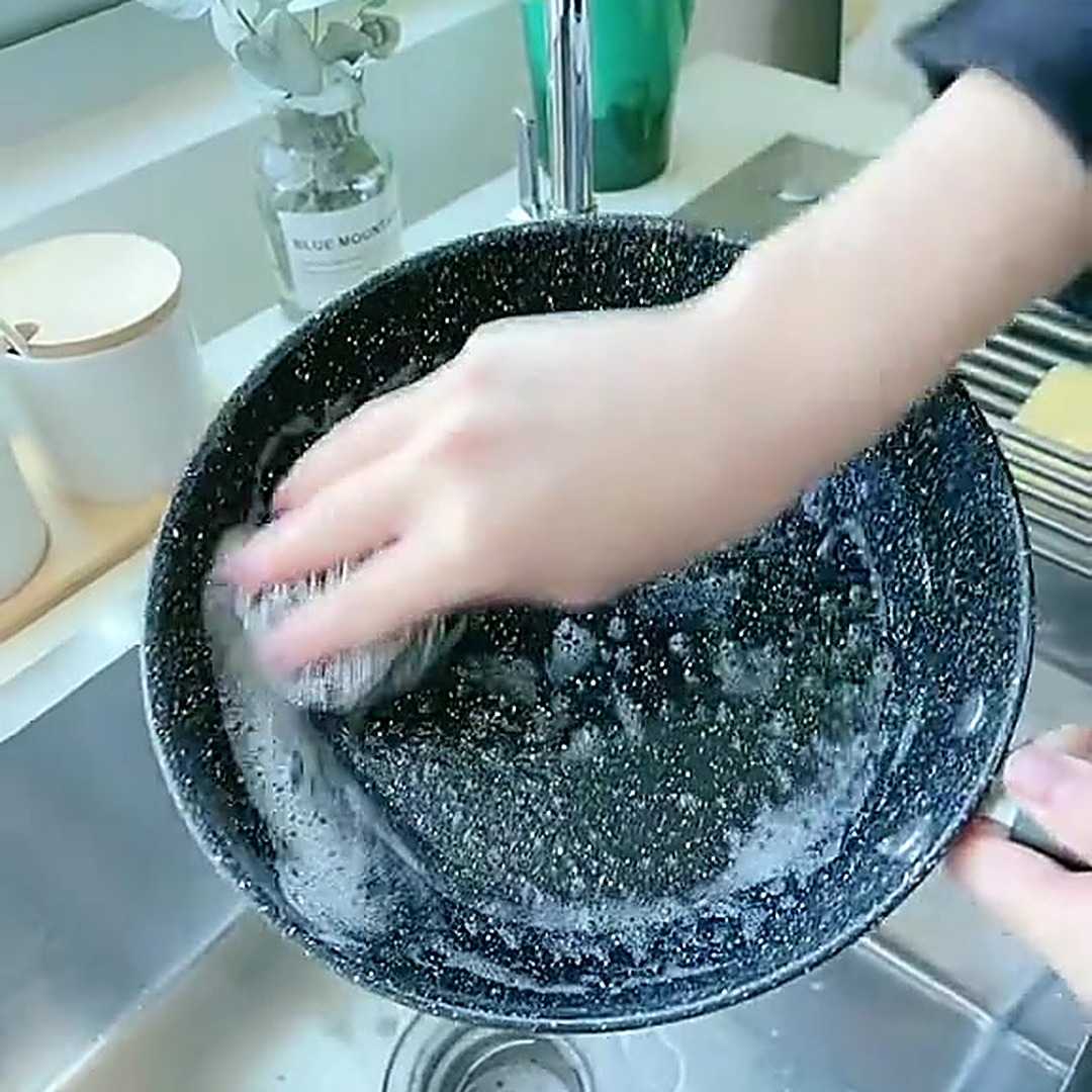 泡沫刷洗麦饭石不粘锅特写，展示清洁力